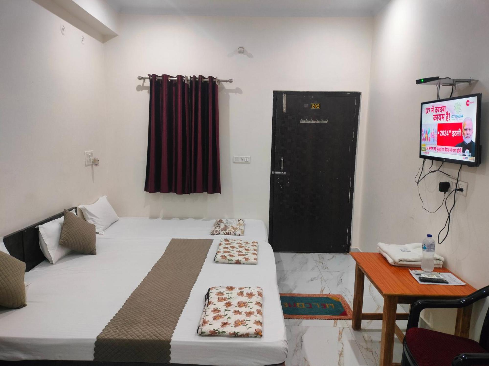 Hotel Dev Inn Ayodhya Ngoại thất bức ảnh